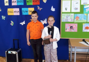 Uczennica podczas recytacji