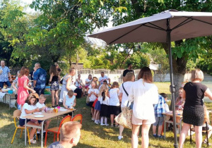 Uczniowie i rodzice podczas pikniku