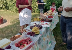 Stół piknikowy z ciastem i owocami