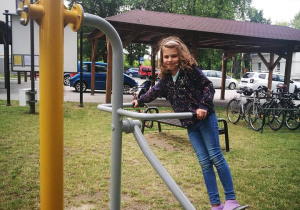 Uczennica podczas ćwiczeń na siłowni w parku