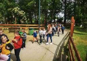 Uczniowie na terenie mini zoo