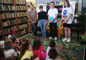 Uczniowie ZSZ nr 1 czytają dzieciom z klasy 1b wiersze