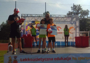 Uczniowie podczas wręczania dyplomów