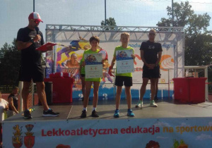 Uczniowie podczas wręczania dyplomów