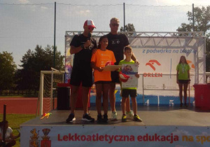 Uczniowie podczas wręczania dyplomów