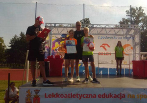 Uczniowie podczas wręczania dyplomów