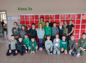 Uczniowie klasy 3a ubrani na zielono