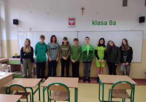 Uczniowie klasy 8a ubrani na zielono