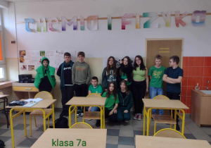 Uczniowie klasy 7a ubrani na zielono