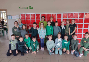 Uczniowie klasy 3a ubrani na zielono
