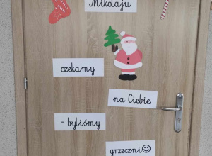Mikołajkowa dekoracja na drzwiach