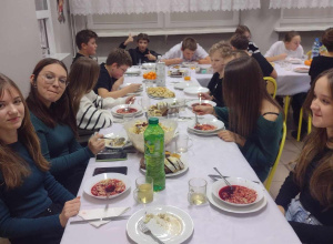 Uczniowie podczas Wigilii