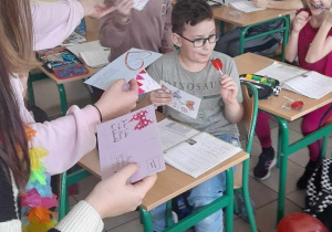 Listonosz rozdaje pocztę walentynkową