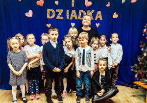 Uczniowie zerówki na wspólnym zdjęciu