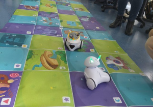 Uczennice sterują robotami Photon