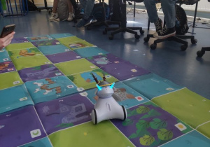 Uczennice sterują robotami Photon