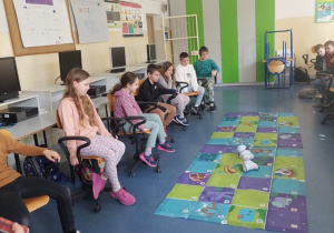 Uczniowie sterują robotami Photon