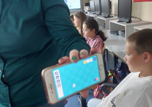 Uczniowie sterują robotami Photon