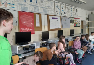 Uczniowie sterują robotami Photon