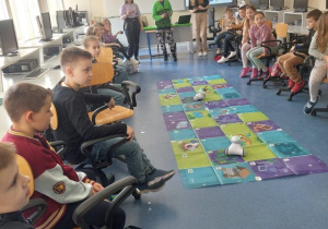 Uczniowie sterują robotami Photon