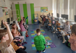Uczniowie sterują robotami Photon