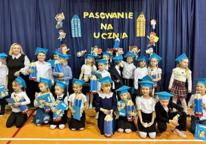Uczniowie klas pierwszych podczas pasowania