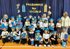 Uczniowie klas pierwszych podczas pasowania