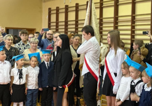 Uczniowie klas pierwszych podczas pasowania