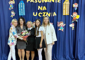Uczniowie klas pierwszych podczas pasowania