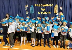 Uczniowie klas pierwszych podczas pasowania