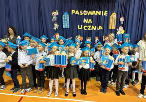 Uczniowie klas pierwszych podczas pasowania