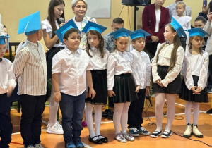 Uczniowie klas pierwszych podczas pasowania