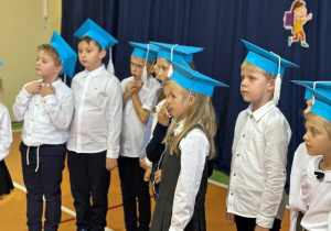 Uczniowie klas pierwszych podczas pasowania