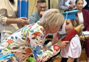 Uczniowie klas pierwszych podczas pasowania