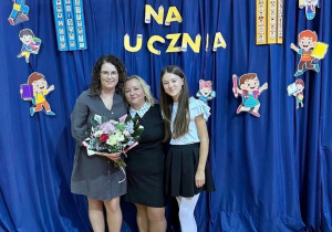 Uczniowie klas pierwszych podczas pasowania