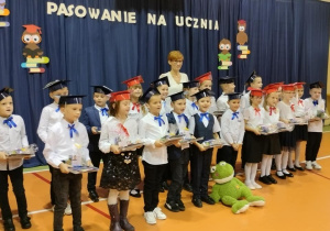 Uczniowie podczas uroczystości ślubowania
