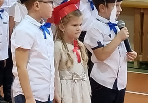 Uczniowie podczas uroczystości ślubowania