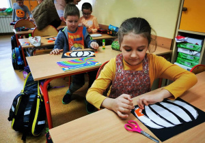 Uczniowie podczas wykonywania pracy plastycznej "Dzień dyni"
