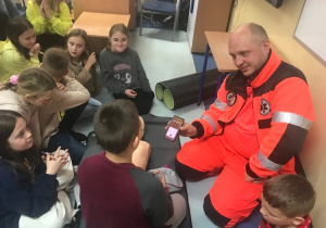 Ratownik uczy zasad udzielania pierwszej pomocy