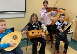 Uczniowie grający na instrumentach