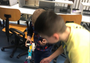 Uczeń demonstuje pracę robota