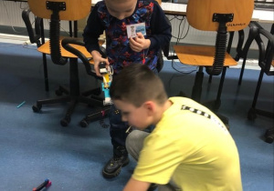 Uczeń demonstuje pracę robota