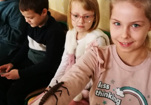 Uczniowie oglądają egzotyczne zwierzęta
