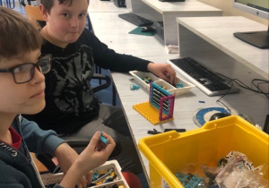 Uczniowie budują z klocków Lego wg instrukcji