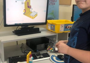 Uczeń buduje z klocków Lego wg instrukcji