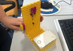 Uczeń buduje z klocków Lego wg instrukcji