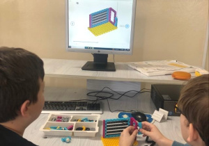 Uczniowie budują z klocków Lego wg instrukcji