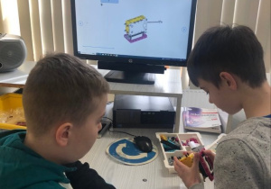 Uczniowie budują z klocków Lego wg instrukcji