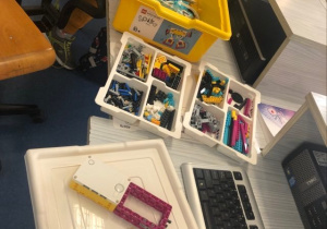 Uczeń buduje z klocków Lego wg instrukcji