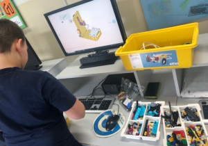 Uczeń buduje z klocków Lego wg instrukcji